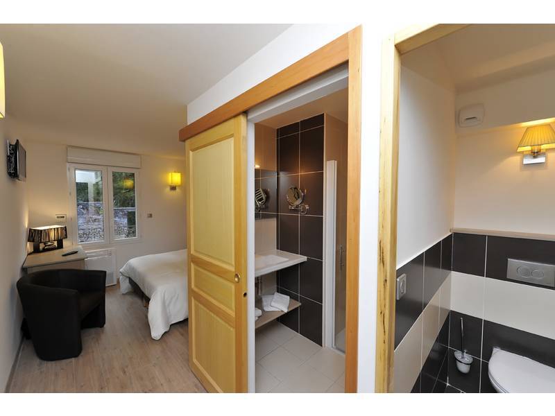 Logis Hotel Restaurant Les 2 Rives - A75, En Bordure De Riviere Banassac Exterior foto
