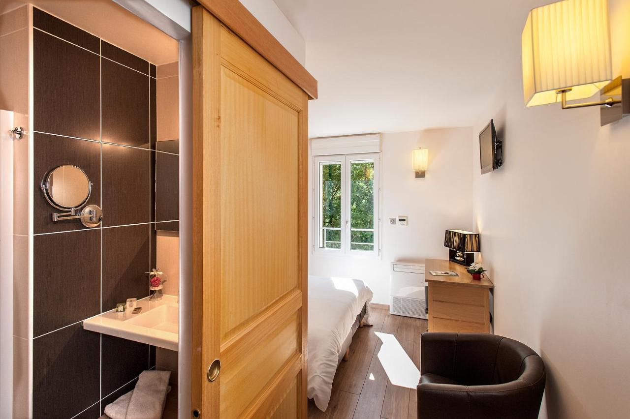 Logis Hotel Restaurant Les 2 Rives - A75, En Bordure De Riviere Banassac Exterior foto